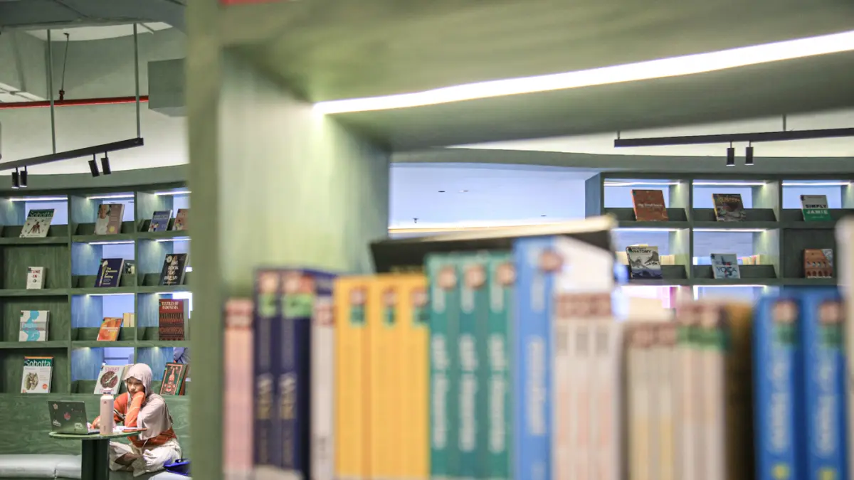 Sejumlah pengunjung melihat museum dan membaca koleksi buku di Perpustakaan Jakarta Nyi Ageng Serang, Jumat (10/07/2026). (Dery Ridwansah/ JawaPos.com)