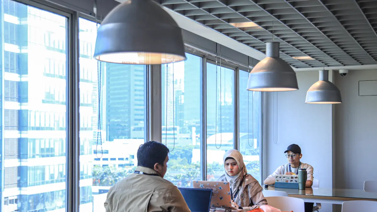 Sejumlah pengunjung melihat museum dan membaca koleksi buku di Perpustakaan Jakarta Nyi Ageng Serang, Jumat (10/07/2026). (Dery Ridwansah/ JawaPos.com)