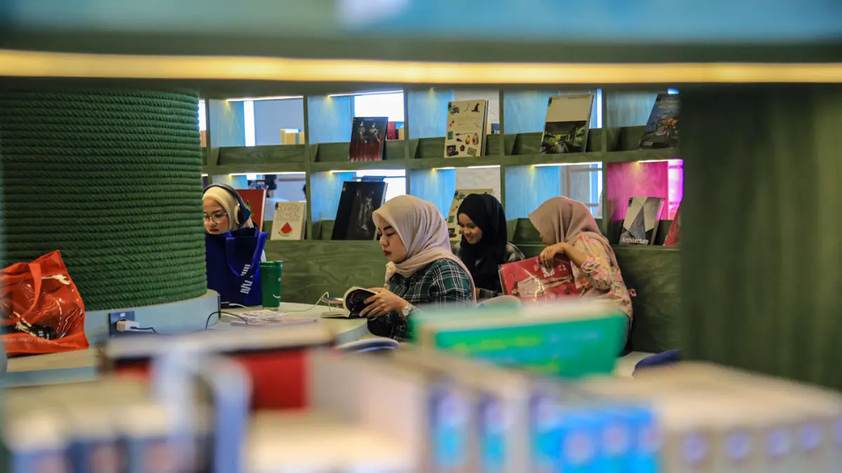 Sejumlah pengunjung melihat museum dan membaca koleksi buku di Perpustakaan Jakarta Nyi Ageng Serang, Jumat (10/07/2026). (Dery Ridwansah/ JawaPos.com)