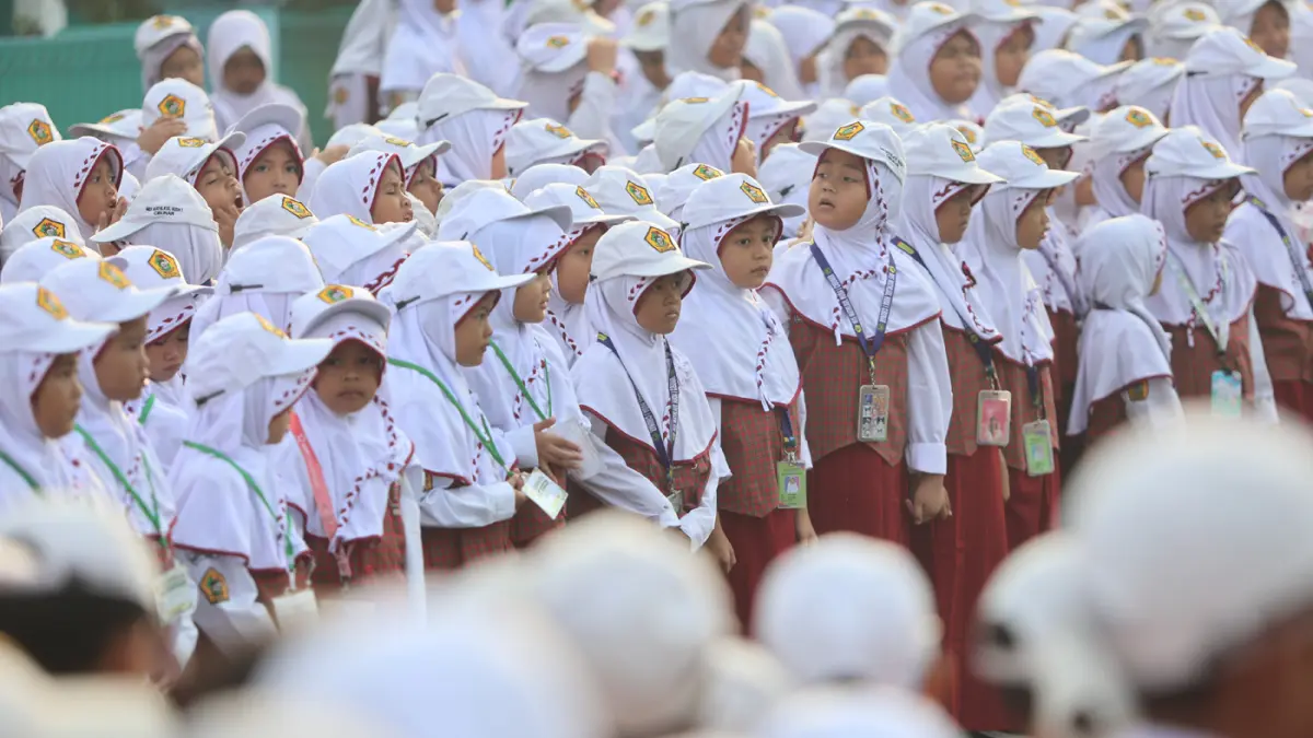 Hari Pertama Sekolah Siswa SD Di Bogor - Image