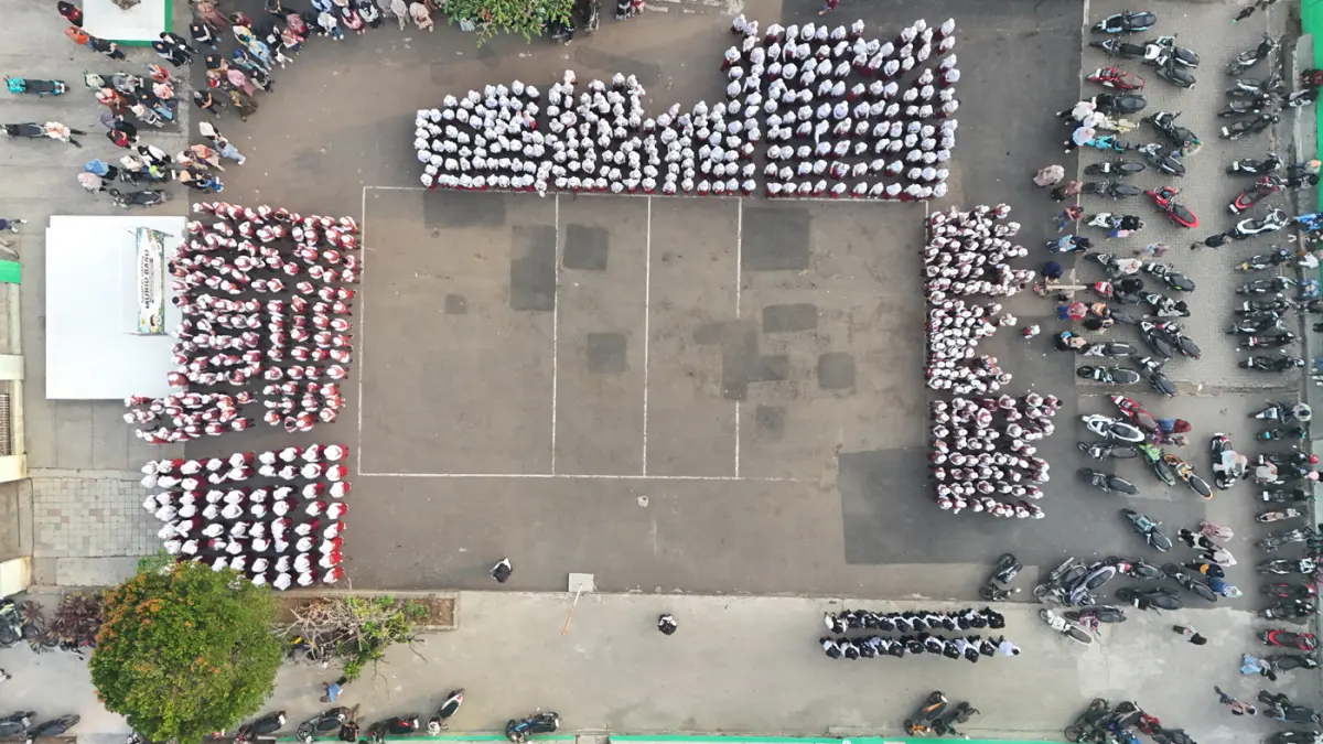 Siswa baru sekolah pada hari pertama Masa Pengenalan Lingkungan Sekolah (MPLS) tahun ajaran 2026/2027 di SD RA Mathla Ul Huda, Parung Panjang, Bogor, Jawa Barat, Senin (13/7/2026). (Dery Ridwansah/ JawaPos.com)