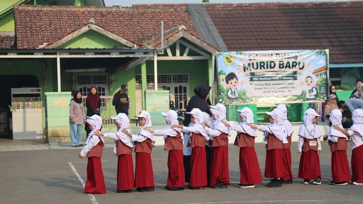 Siswa baru sekolah pada hari pertama Masa Pengenalan Lingkungan Sekolah (MPLS) tahun ajaran 2026/2027 di SD RA Mathla Ul Huda, Parung Panjang, Bogor, Jawa Barat, Senin (13/7/2026). (Dery Ridwansah/ JawaPos.com)