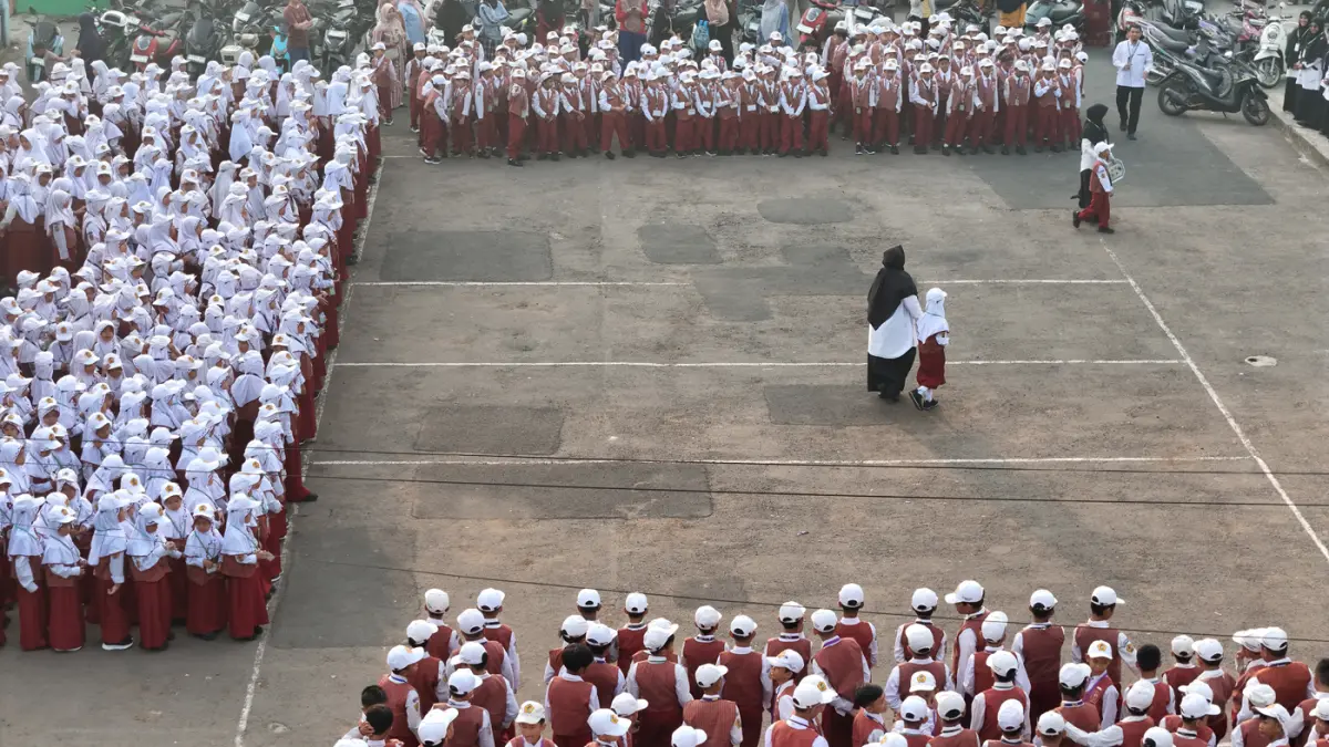 Siswa baru sekolah pada hari pertama Masa Pengenalan Lingkungan Sekolah (MPLS) tahun ajaran 2026/2027 di SD RA Mathla Ul Huda, Parung Panjang, Bogor, Jawa Barat, Senin (13/7/2026). (Dery Ridwansah/ JawaPos.com)