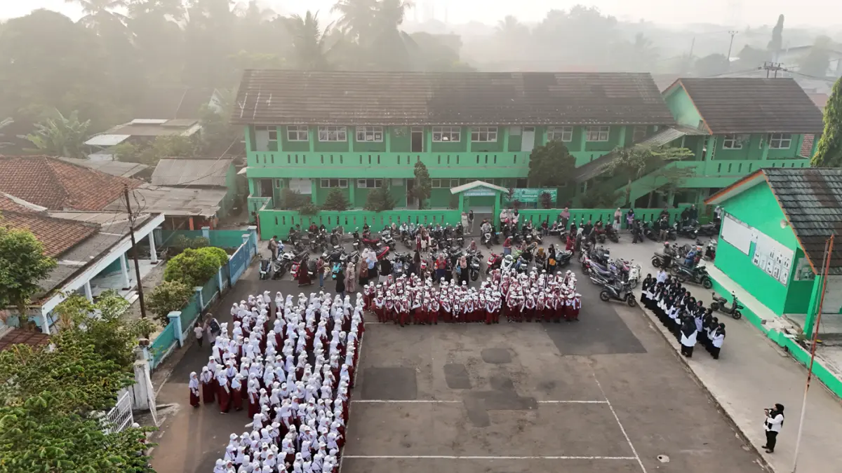 Siswa baru sekolah pada hari pertama Masa Pengenalan Lingkungan Sekolah (MPLS) tahun ajaran 2026/2027 di SD RA Mathla Ul Huda, Parung Panjang, Bogor, Jawa Barat, Senin (13/7/2026). (Dery Ridwansah/ JawaPos.com)