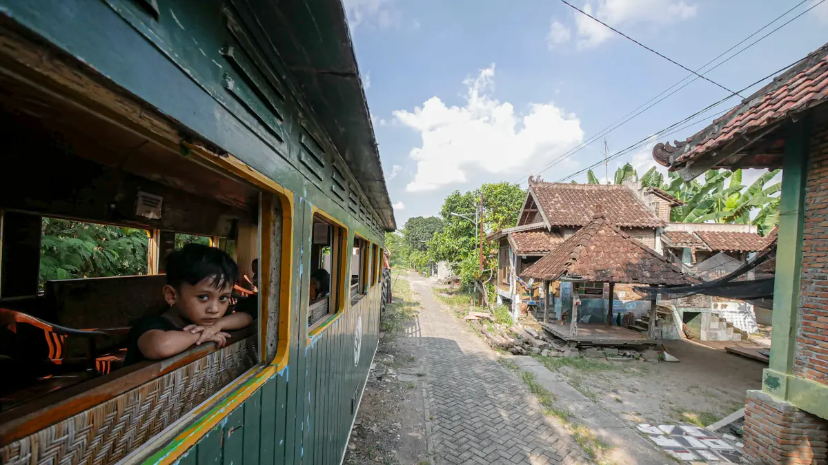 Wisata dengan kereta tua tampaknya masih menjadi paket wisata sejarah sekaligus wisata alam yang semakin hari semakin diminati wisatawan.