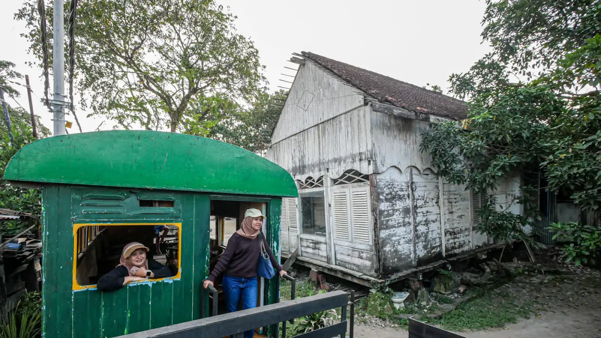 Wisata dengan kereta tua tampaknya masih menjadi paket wisata sejarah sekaligus wisata alam yang semakin hari semakin diminati wisatawan.