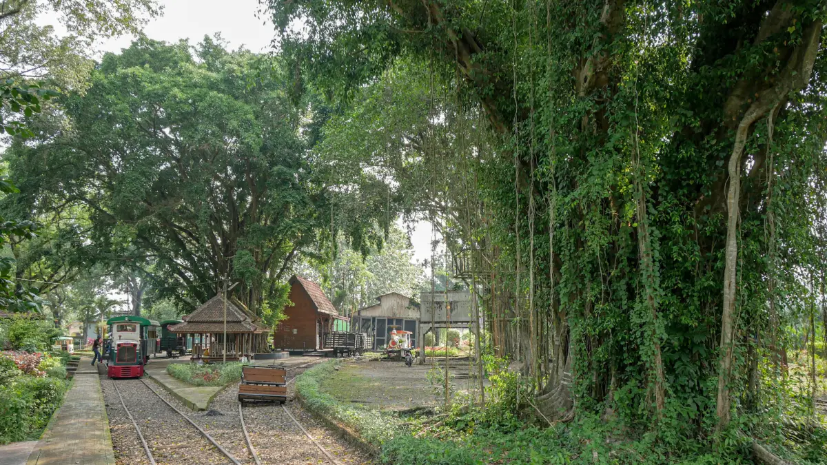 Wisata dengan kereta tua tampaknya masih menjadi paket wisata sejarah sekaligus wisata alam yang semakin hari semakin diminati wisatawan.