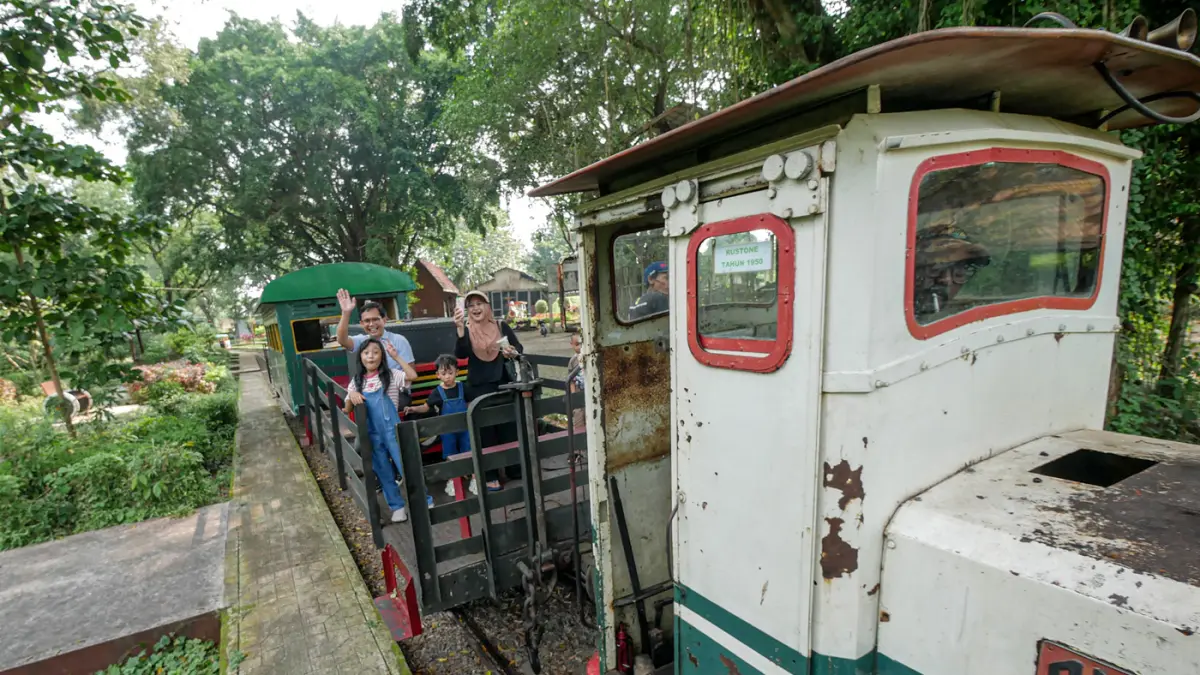 Wisata dengan kereta tua tampaknya masih menjadi paket wisata sejarah sekaligus wisata alam yang semakin hari semakin diminati wisatawan.
