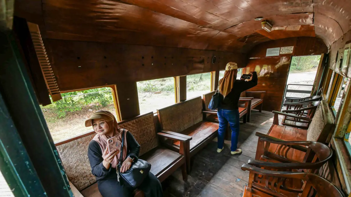 Wisata dengan kereta tua tampaknya masih menjadi paket wisata sejarah sekaligus wisata alam yang semakin hari semakin diminati wisatawan.