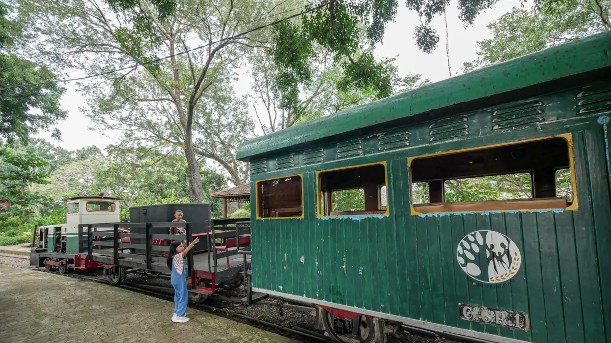 Wisata dengan kereta tua tampaknya masih menjadi paket wisata sejarah sekaligus wisata alam yang semakin hari semakin diminati wisatawan.