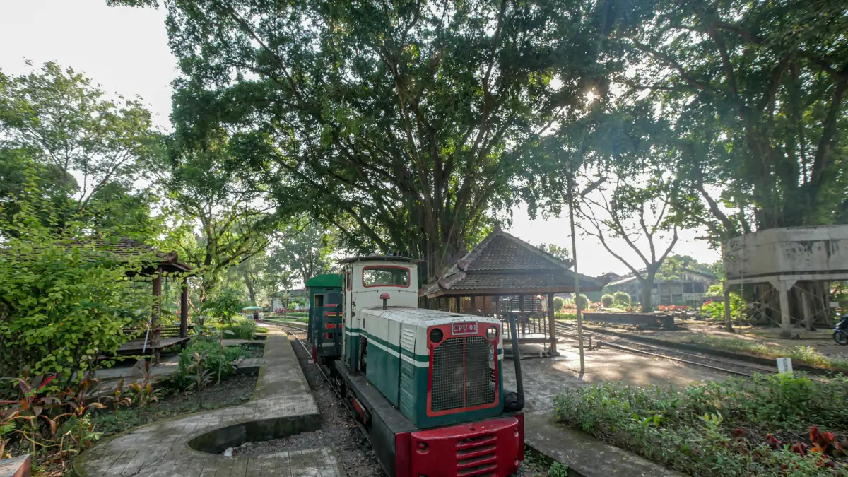 Wisata dengan kereta tua tampaknya masih menjadi paket wisata sejarah sekaligus wisata alam yang semakin hari semakin diminati wisatawan.