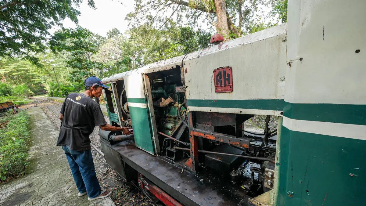 Wisata dengan kereta tua tampaknya masih menjadi paket wisata sejarah sekaligus wisata alam yang semakin hari semakin diminati wisatawan.