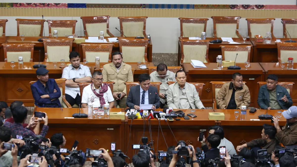 Ketua Komisi III DPR Habiburokhman (tengah) didampingi anggota Komisi III DPR Rudianto Lallo, Hinca Panjaitan, Adang Daradjatun, dan Bimantoro Wiyono saat menyampaikan keterangan pers terkait RUU tentang Perampasan Aset di Kompleks Parlemen, Senayan, Jaka
