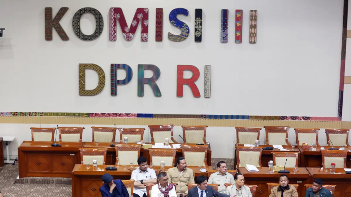Ketua Komisi III DPR Habiburokhman (tengah) didampingi anggota Komisi III DPR Rudianto Lallo, Hinca Panjaitan, Adang Daradjatun, dan Bimantoro Wiyono saat menyampaikan keterangan pers terkait RUU tentang Perampasan Aset di Kompleks Parlemen, Senayan, Jaka