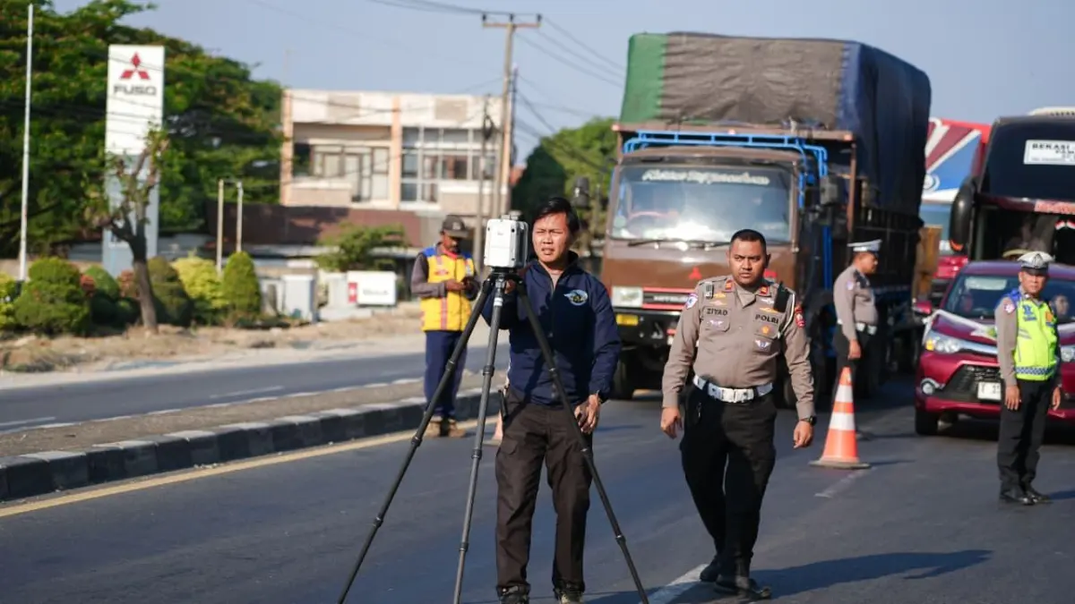 (Ditgakkum) Korlantas Polri memberikan asistensi penanganan kecelakaan maut di Jalan Pantura, Indramayu. (Polri) - Image