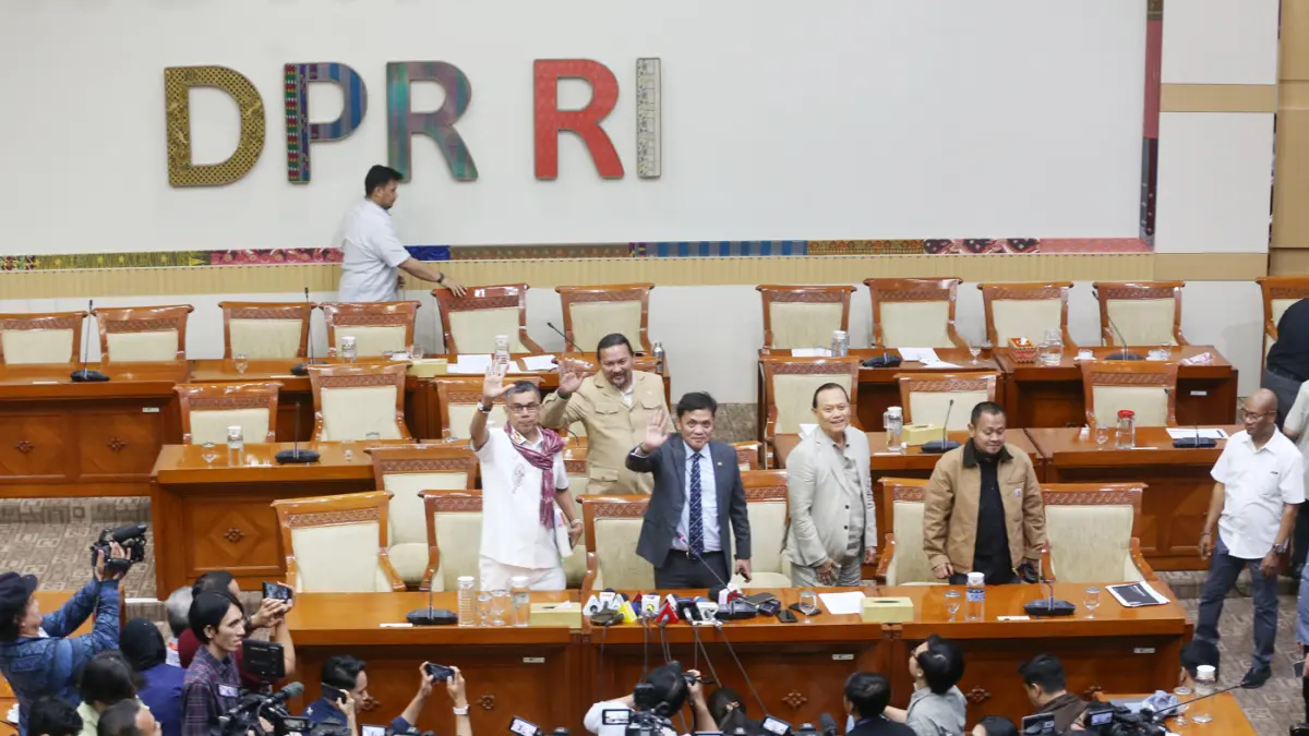 Ketua Komisi III DPR Habiburokhman (tengah) didampingi anggota Komisi III DPR Rudianto Lallo, Hinca Panjaitan, Adang Daradjatun, dan Bimantoro Wiyono saat menyampaikan keterangan pers terkait RUU tentang Perampasan Aset di Kompleks Parlemen, Senayan, Jaka