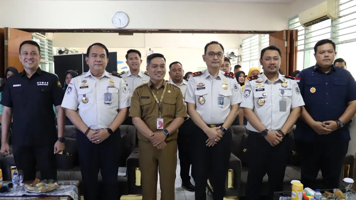 Kepala Kantor Imigrasi Kelas I Khusus Non TPI Jakarta Barat, Rakha Sukma Purnama hadiri PIMPASA Goes To School di SMKN 11, Selasa (14/7). (Istimewa) - Image