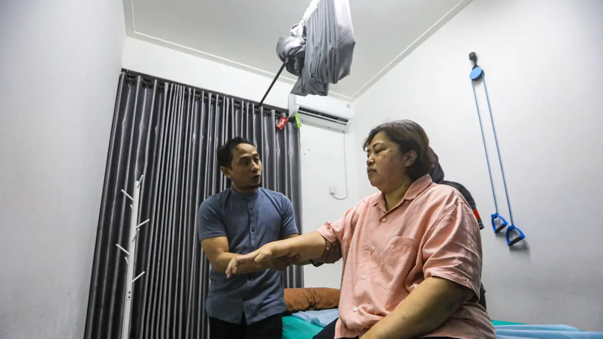 Pasien mengikuti terapi kesehatan DiTerapi Duren Tiga, Jakarta, Senin (13/7/2026). (Salman Toyibi/Jawa Pos)