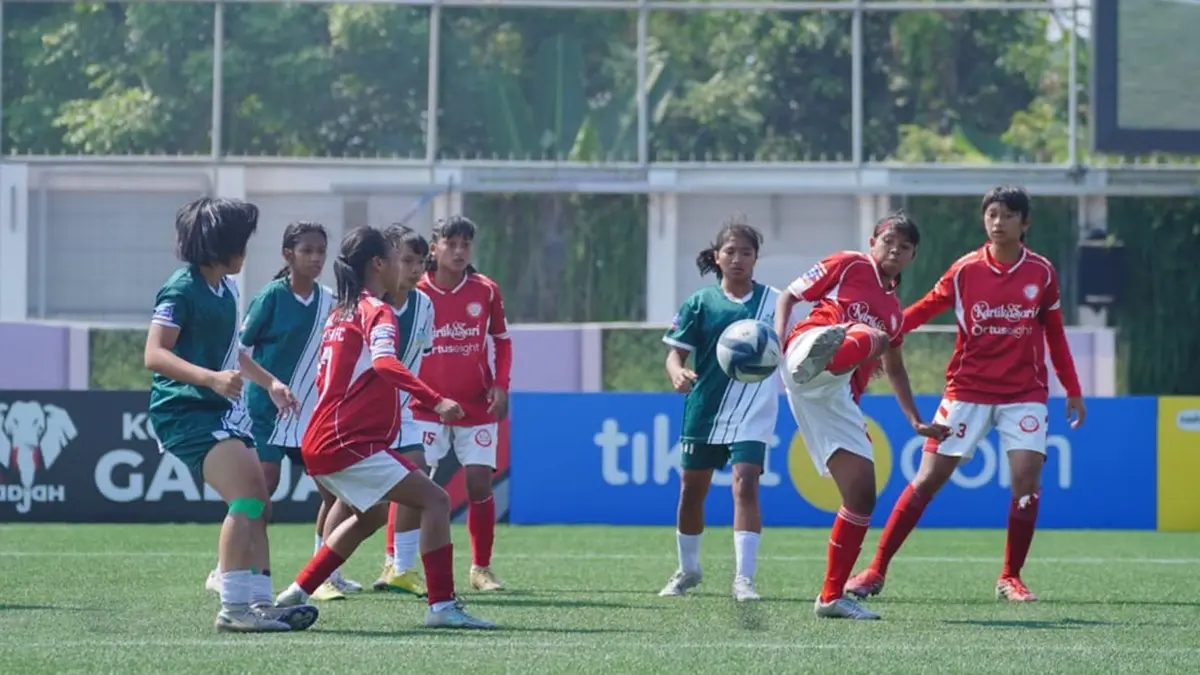Pemain Goal Aksis dan Cipta Cendikia FA berebut bola pada final U-15 HYDROPLUS Soccer League All-Stars 2025/2026 di Kudus. (Istimewa) - Image