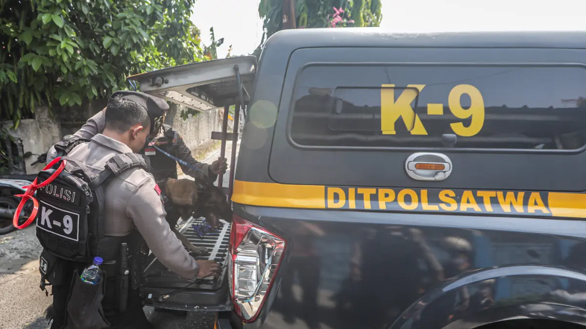 Personel Gegana Brimob Polda Metro Jaya melakukan penyisiran setelah adanya ancaman dugaan teror bom di SDN Srengseng Sawah 15 Pagi, Jagakarsa, Jakarta, Senin (13/7/2026). (Salman Toyibi/Jawa Pos)