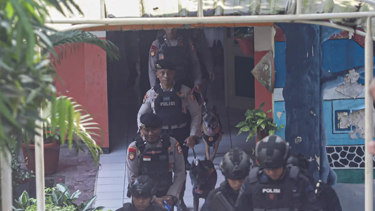 Personel Gegana Brimob Polda Metro Jaya melakukan penyisiran setelah adanya ancaman dugaan teror bom di SDN Srengseng Sawah 15 Pagi, Jagakarsa, Jakarta, Senin (13/7/2026). (Salman Toyibi/Jawa Pos)