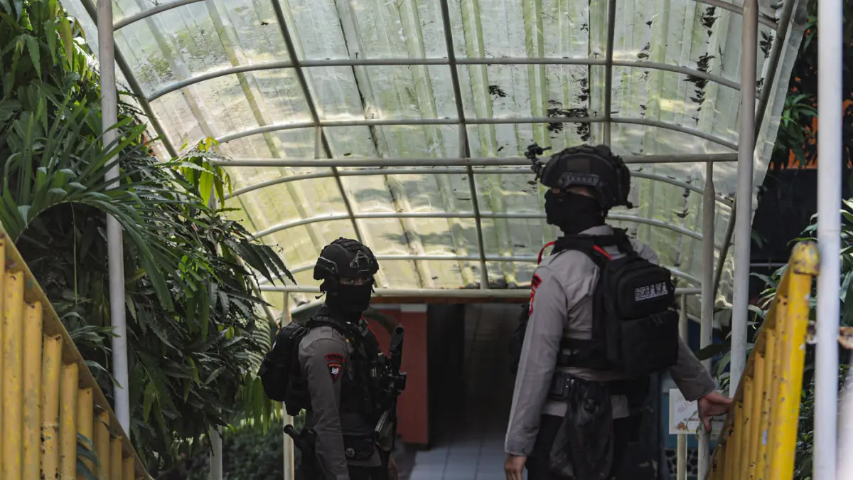 Personel Gegana Brimob Polda Metro Jaya melakukan penyisiran setelah adanya ancaman dugaan teror bom di SDN Srengseng Sawah 15 Pagi, Jagakarsa, Jakarta, Senin (13/7/2026). (Salman Toyibi/Jawa Pos)