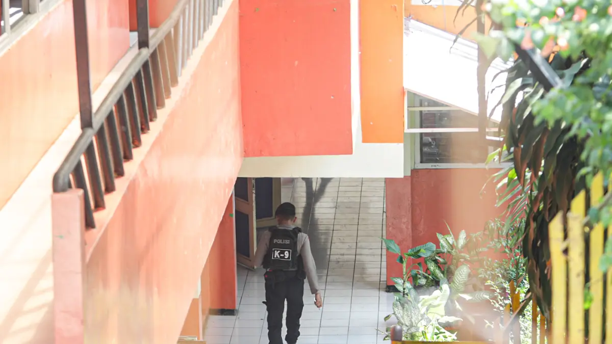 Personel Gegana Brimob Polda Metro Jaya melakukan penyisiran setelah adanya ancaman dugaan teror bom di SDN Srengseng Sawah 15 Pagi, Jagakarsa, Jakarta, Senin (13/7/2026). (Salman Toyibi/Jawa Pos)