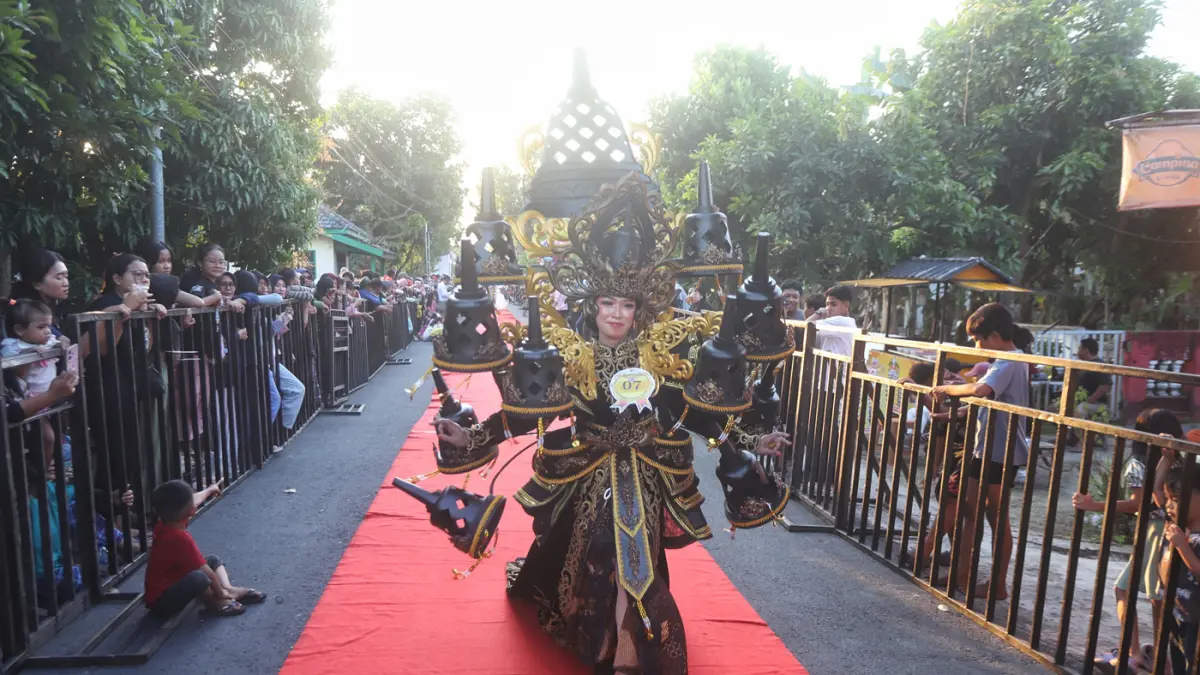 Ribuan warga memadati sepanjang jalan Desa Ngingasrembyong, Kecamatan Sooko, Kabupaten Mojokerto, menyaksikan Ngingas Mojo Carnival yang digelar untuk tahun kedua pada Minggu (12/7/2026). (Sofan/ Jawa Pos Radar Mojokerto)