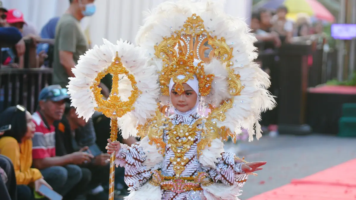 Ribuan warga memadati sepanjang jalan Desa Ngingasrembyong, Kecamatan Sooko, Kabupaten Mojokerto, menyaksikan Ngingas Mojo Carnival yang digelar untuk tahun kedua pada Minggu (12/7/2026). (Sofan/ Jawa Pos Radar Mojokerto)