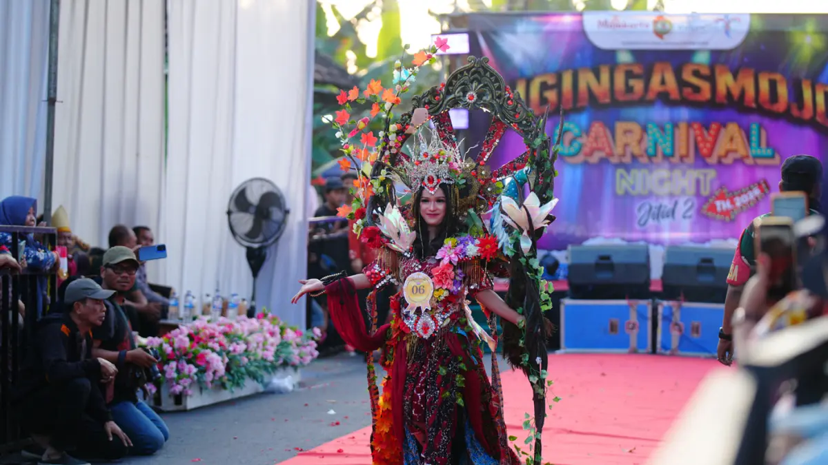 Ribuan warga memadati sepanjang jalan Desa Ngingasrembyong, Kecamatan Sooko, Kabupaten Mojokerto, menyaksikan Ngingas Mojo Carnival yang digelar untuk tahun kedua pada Minggu (12/7/2026). (Sofan/ Jawa Pos Radar Mojokerto)