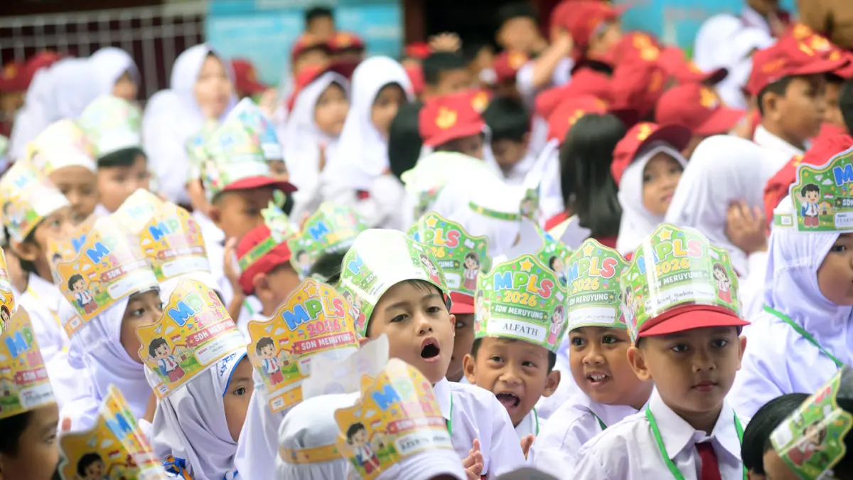 Antusias Siswa Ikuti Hari Pertama Sekolah - Image