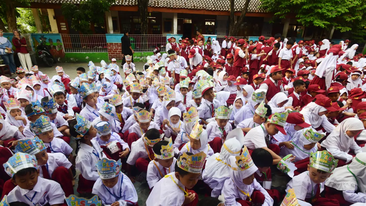 Siswa baru tampak antusias mengikuti hari pertama Masa Pengenalan Lingkungan Sekolah (MPLS) di SD Negeri Meruyung, Depok, Jawa Barat, Senin (13/7/2026). (Dery Ridwansah/ JawaPos.com)