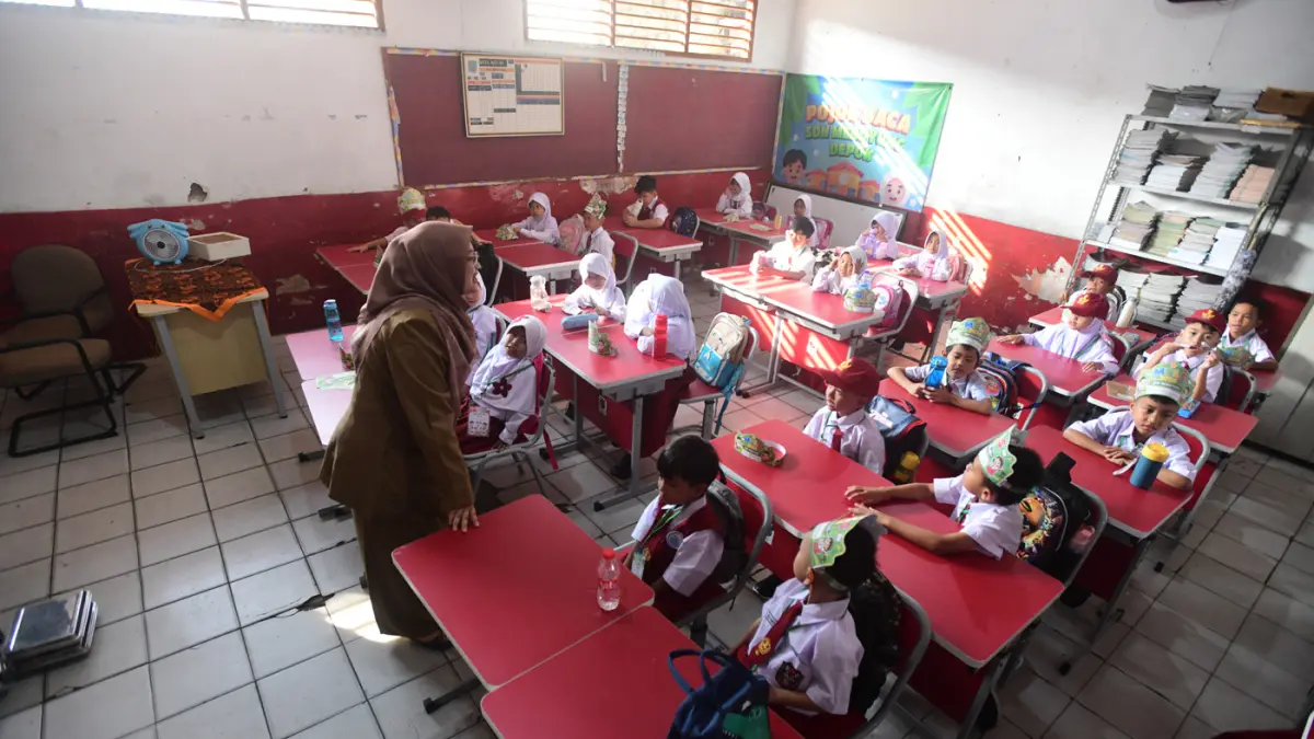 Siswa baru tampak antusias mengikuti hari pertama Masa Pengenalan Lingkungan Sekolah (MPLS) di SD Negeri Meruyung, Depok, Jawa Barat, Senin (13/7/2026). (Dery Ridwansah/ JawaPos.com)