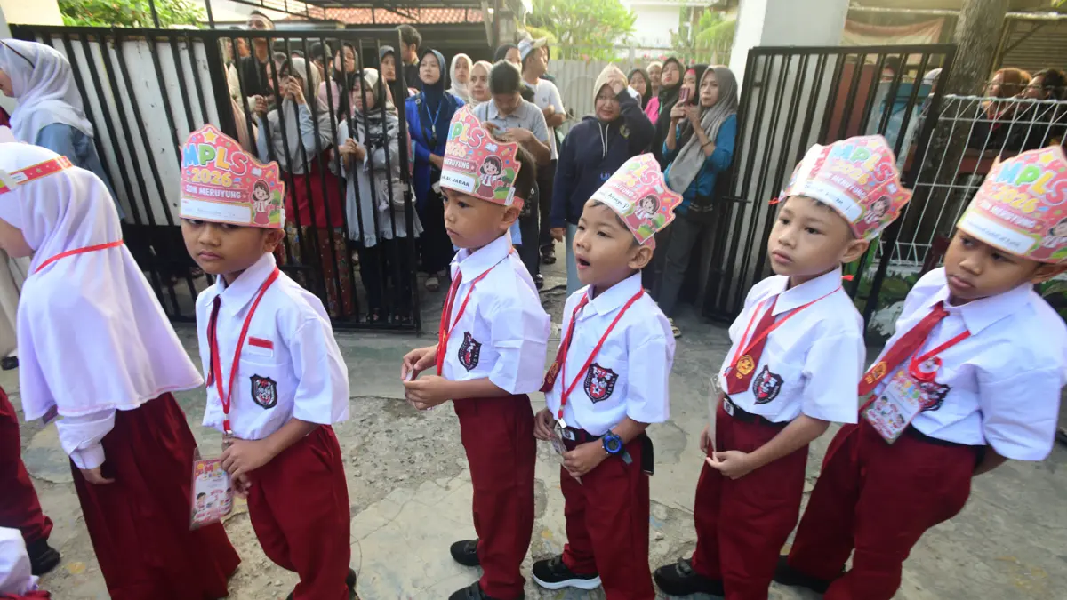 Siswa baru tampak antusias mengikuti hari pertama Masa Pengenalan Lingkungan Sekolah (MPLS) di SD Negeri Meruyung, Depok, Jawa Barat, Senin (13/7/2026). (Dery Ridwansah/ JawaPos.com)