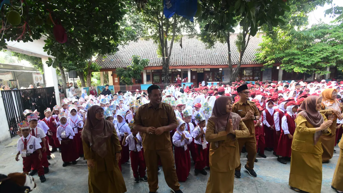 Siswa baru tampak antusias mengikuti hari pertama Masa Pengenalan Lingkungan Sekolah (MPLS) di SD Negeri Meruyung, Depok, Jawa Barat, Senin (13/7/2026). (Dery Ridwansah/ JawaPos.com)