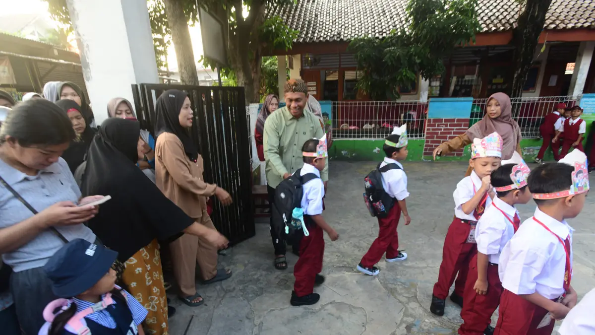 Siswa baru tampak antusias mengikuti hari pertama Masa Pengenalan Lingkungan Sekolah (MPLS) di SD Negeri Meruyung, Depok, Jawa Barat, Senin (13/7/2026). (Dery Ridwansah/ JawaPos.com)