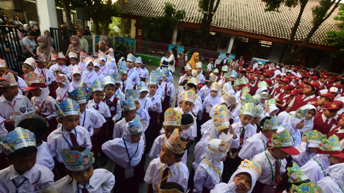 Siswa baru tampak antusias mengikuti hari pertama Masa Pengenalan Lingkungan Sekolah (MPLS) di SD Negeri Meruyung, Depok, Jawa Barat, Senin (13/7/2026). (Dery Ridwansah/ JawaPos.com)