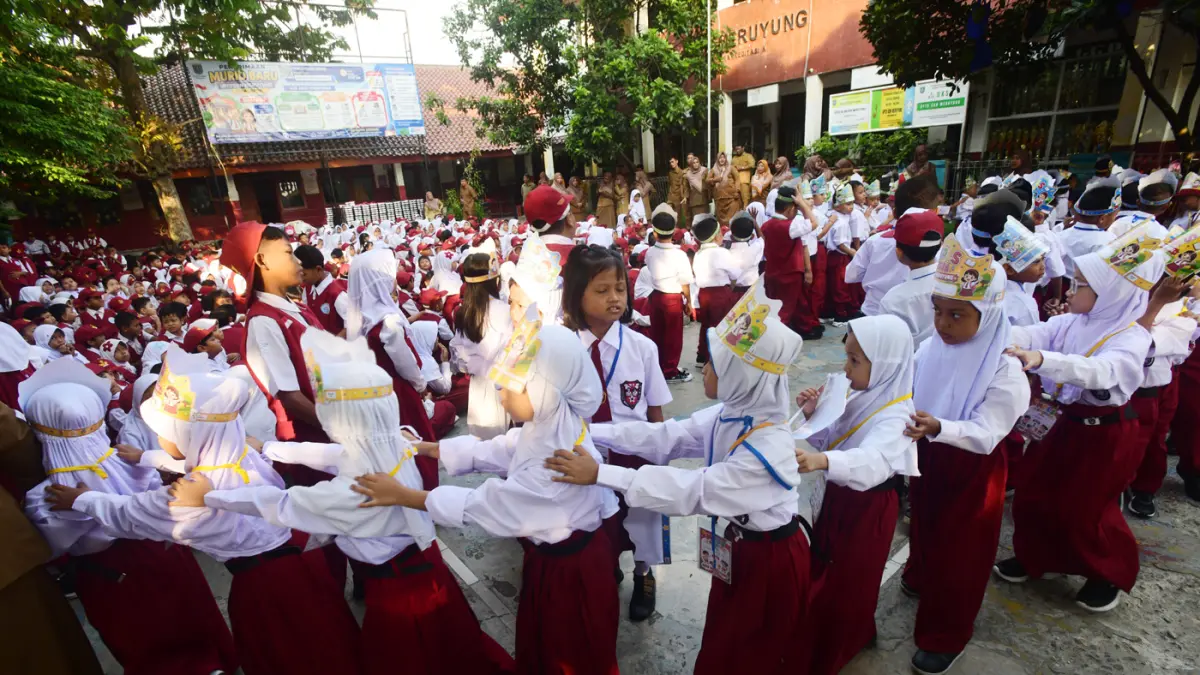 Siswa baru tampak antusias mengikuti hari pertama Masa Pengenalan Lingkungan Sekolah (MPLS) di SD Negeri Meruyung, Depok, Jawa Barat, Senin (13/7/2026). (Dery Ridwansah/ JawaPos.com)