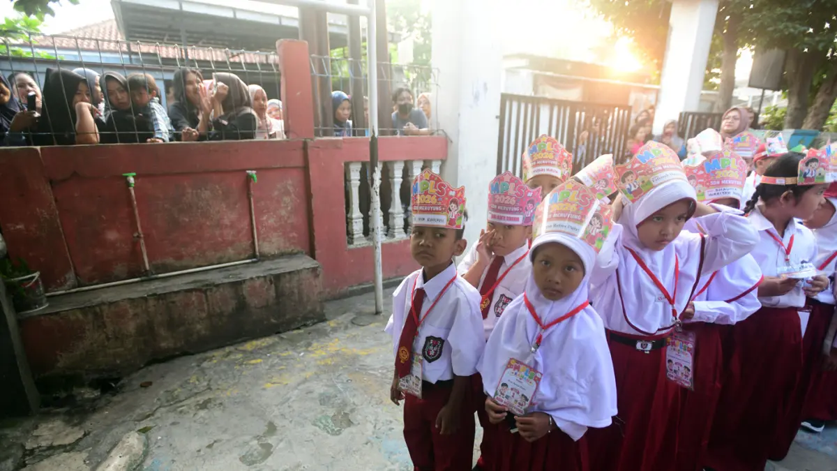 Siswa baru tampak antusias mengikuti hari pertama Masa Pengenalan Lingkungan Sekolah (MPLS) di SD Negeri Meruyung, Depok, Jawa Barat, Senin (13/7/2026). (Dery Ridwansah/ JawaPos.com)