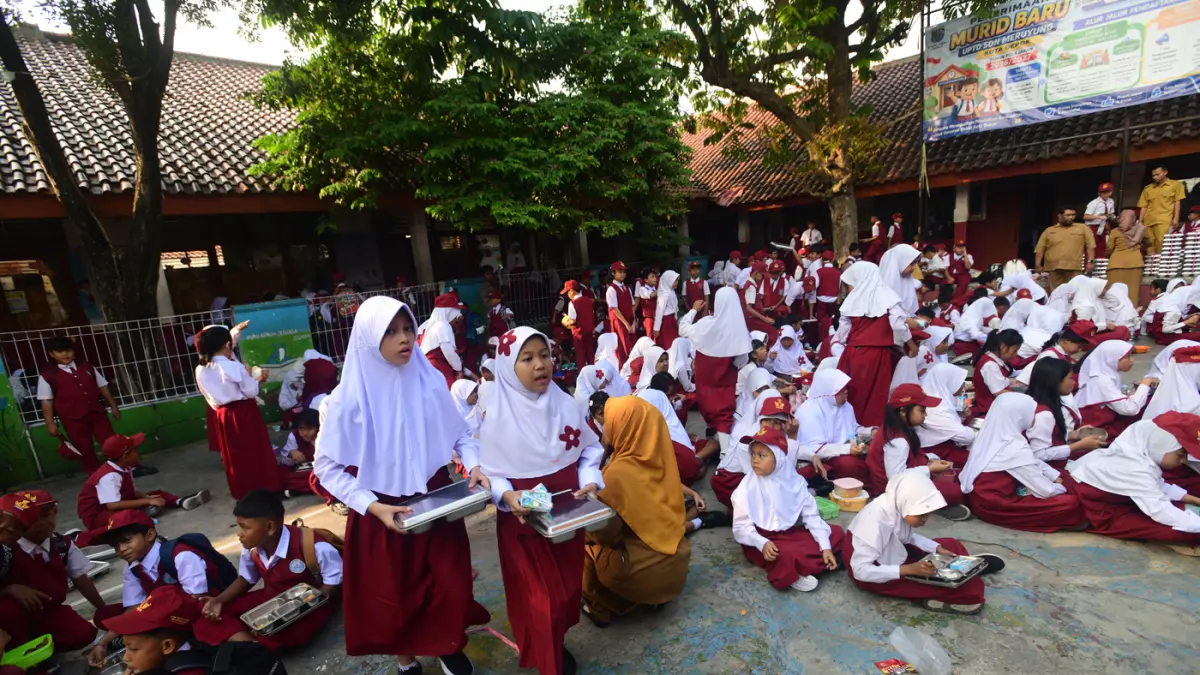 Siswa menyantap makanan Program Makan Bergizi Gratis (MBG) di SDN Meruyung, Depok, Jawa Barat, Senin (13/7/2026). (Dery Ridwansah/ JawaPos.com)