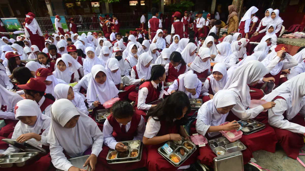 Siswa menyantap makanan Program Makan Bergizi Gratis (MBG) di SDN Meruyung, Depok, Jawa Barat, Senin (13/7/2026). (Dery Ridwansah/ JawaPos.com)
