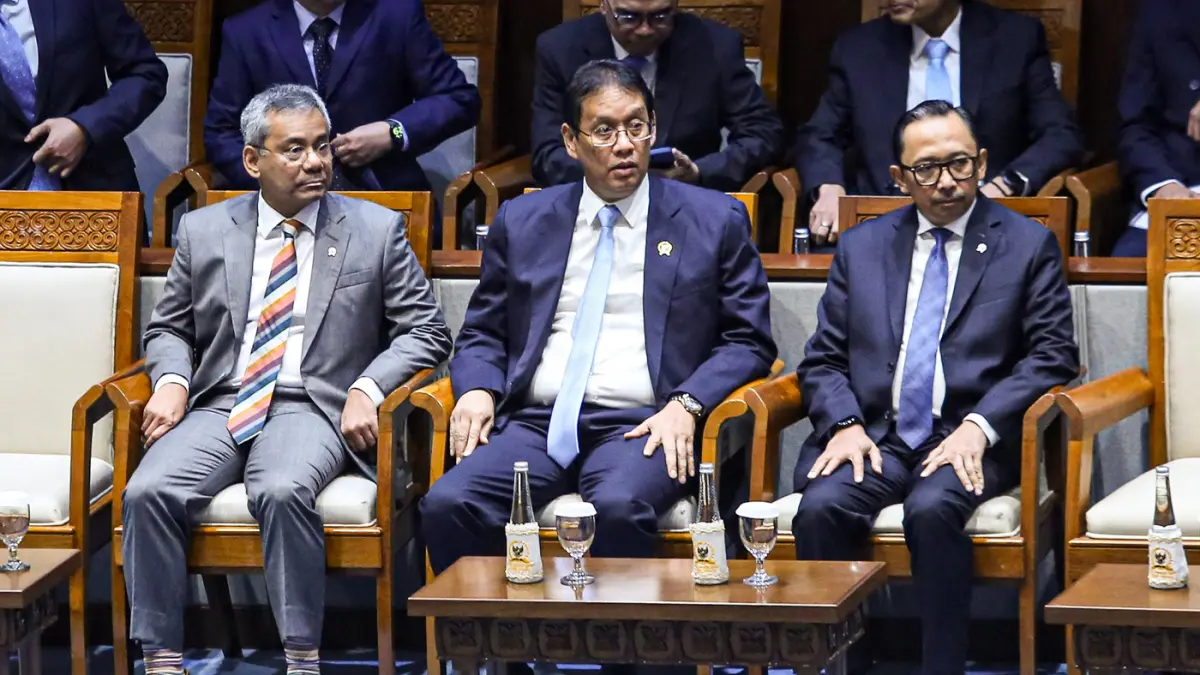 Menteri Keuangan Purbaya Yudhi Sadewa (tengah) didampingi Wakil Menteri Keuangan Juda Agung (kanan) dan Suahasil Nazara (kiri) pada Rapat Paripurna ke-25 DPR Masa Persidangan V Tahun Sidang 2025-2026 di Kompleks Parlemen, Senayan, Jakarta, Selasa (14/7/20