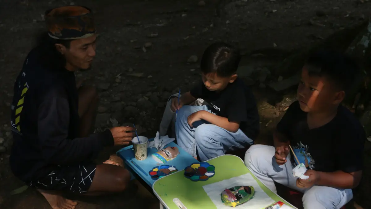 Anak-anak mewarnai topeng pada kegiatan bertajuk Liburan Sehat Ceria Tanpa Handphone di Sanggar Seni dan Budaya Omah Alas, Desa Wisata Kandri, Gunungpati, Semarang, Jawa Tengah, Kamis (9/7/2026). (Nur Chamim/Jawa Pos Radar Semarang)