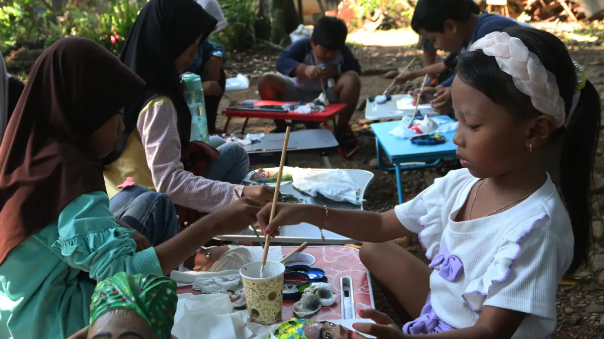 Anak-anak mewarnai topeng pada kegiatan bertajuk Liburan Sehat Ceria Tanpa Handphone di Sanggar Seni dan Budaya Omah Alas, Desa Wisata Kandri, Gunungpati, Semarang, Jawa Tengah, Kamis (9/7/2026). (Nur Chamim/Jawa Pos Radar Semarang)