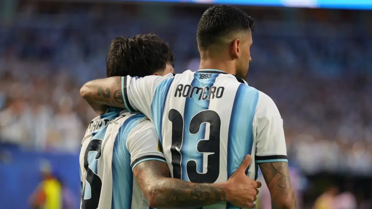 Dua bek Argentina, Lisandro Martinez dan Cristian Romero. (Istimewa) - Image