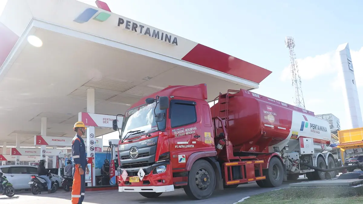 Ilustrasi truk pengangkut Bahan Bakar Minyak (BBM) milik PT Pertamina Patra Niaga mendistribusikan BBM di wilayah Medan dan sekitarnya agar kebutuhan energi masyarakat tetap terpenuhi tanpa hambatan. (Istimewa). - Image