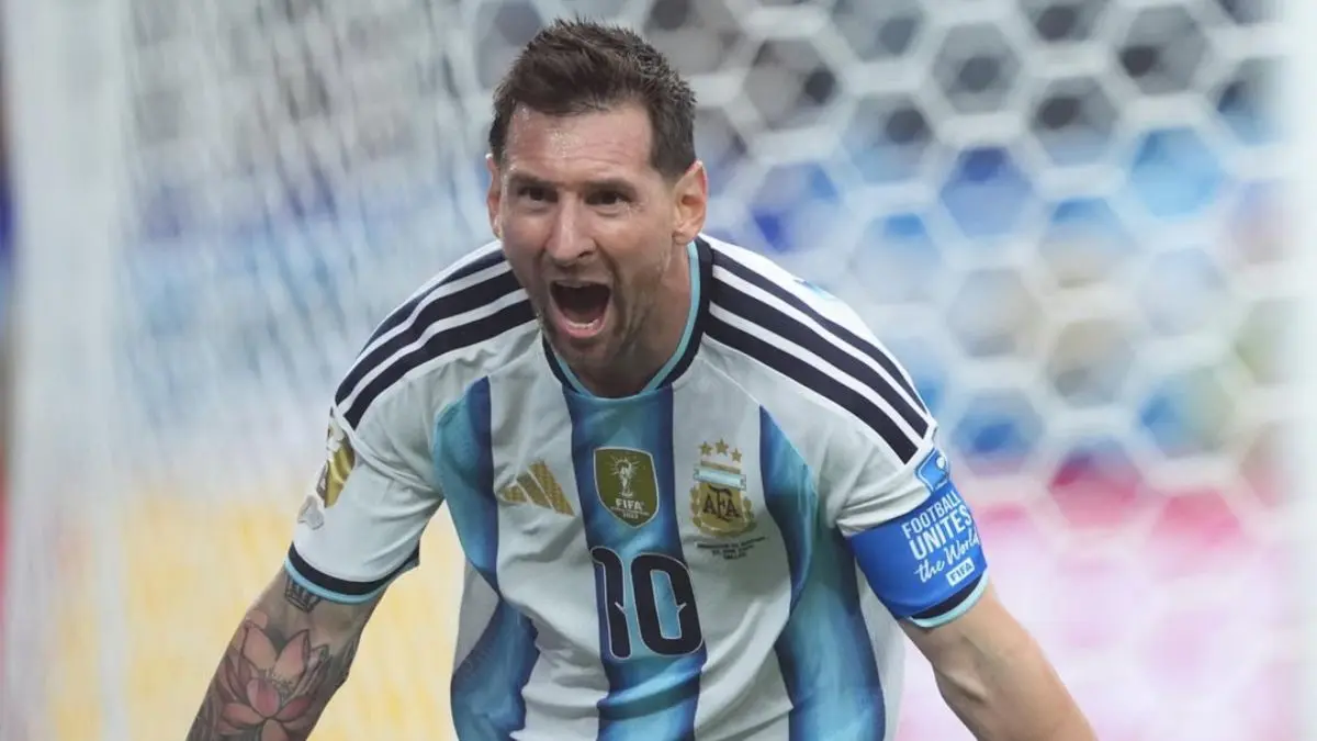 Lionel Messi lebih banyak berjalan daripada berlari di Piala Dunia 2026, tetapi tetap menjadi mesin gol utama Argentina berkat kecerdasan membaca permainan. (Instagram @leomessi) - Image