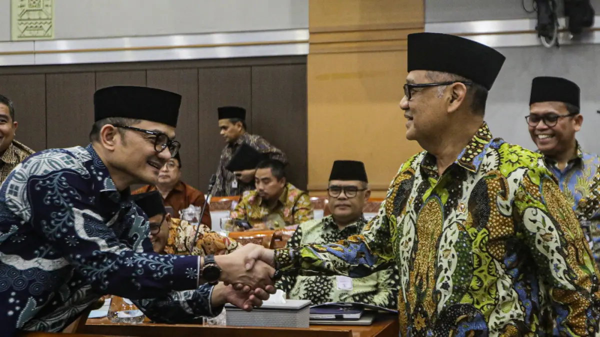 Menteri Haji dan Umrah Mochamad Irfan Yusuf (kanan) bersama Kepala Badan Pelaksana BPKH Fadlul Imansyah (kiri) bersiap mengikuti rapat kerja dengan Komisi VIII DPR di Kompleks Parlemen, Senayan, Jakarta, Selasa (14/7/2026). (Salman Toyibi/Jawa Pos)