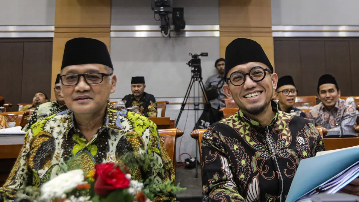 Menteri Haji dan Umrah Mochamad Irfan Yusuf (kiri) bersama Wakil Menteri Haji dan Umrah Dahnil Anzar Simanjuntak (kanan) mengikuti rapat kerja dengan Komisi VIII DPR di Kompleks Parlemen, Senayan, Jakarta, Selasa (14/7/2026). (Salman Toyibi/Jawa Pos)