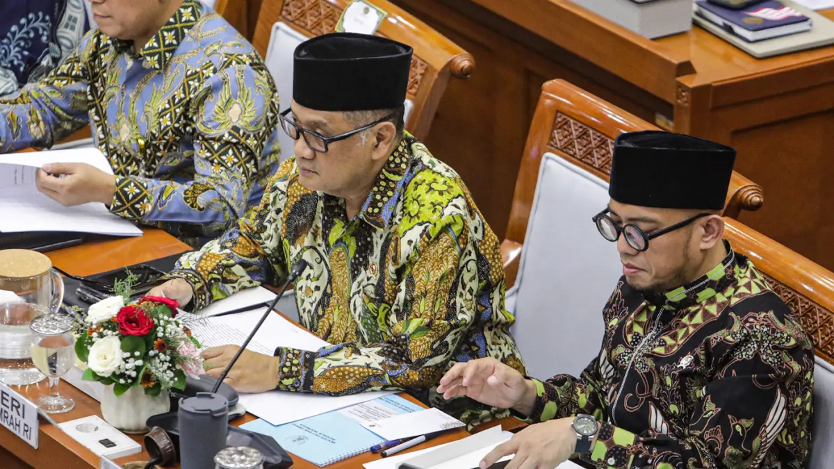 Menteri Haji dan Umrah Mochamad Irfan Yusuf (kiri) bersama Wakil Menteri Haji dan Umrah Dahnil Anzar Simanjuntak (kanan) mengikuti rapat kerja dengan Komisi VIII DPR di Kompleks Parlemen, Senayan, Jakarta, Selasa (14/7/2026). (Salman Toyibi/Jawa Pos)